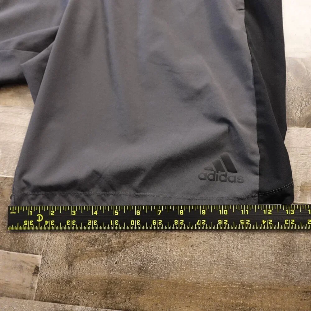 Adidas Colorblock Athletic Shorts Men’s Large‎ Gray Black 9.5